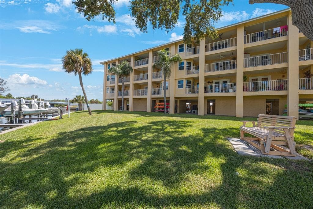 1125 PINELLAS BAYWAY S 305 photo 3