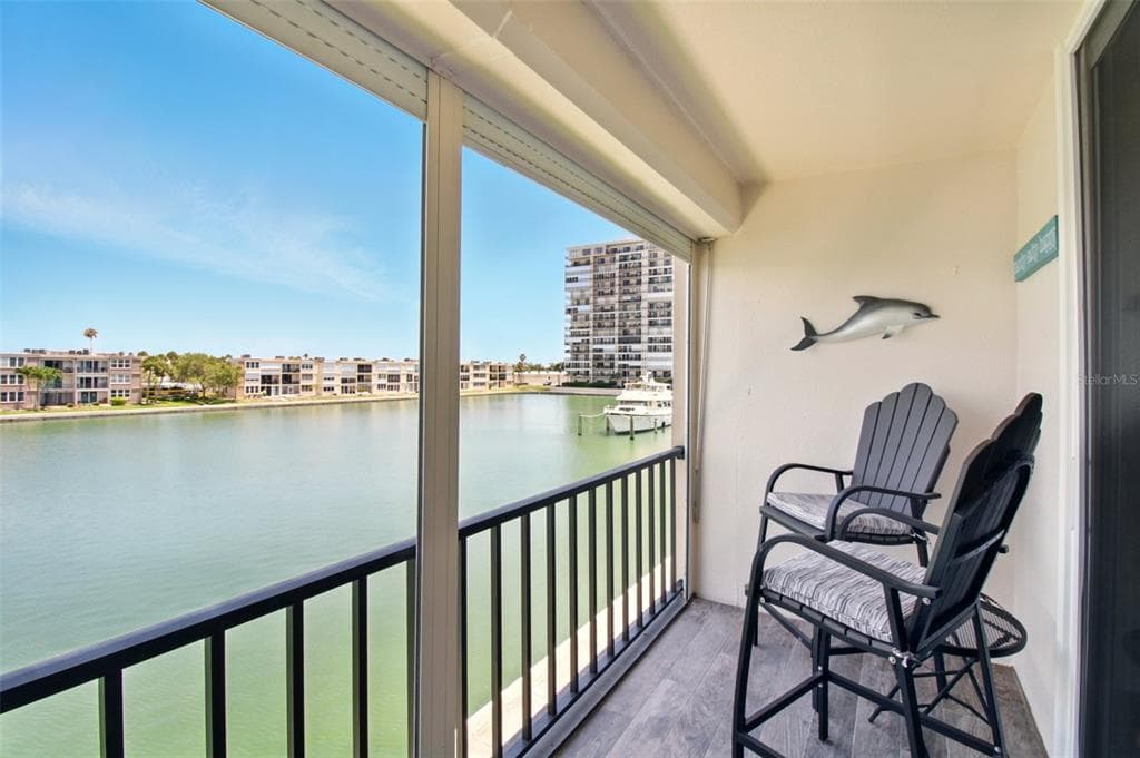 7625 SUN ISLAND DRIVE S 304 photo 5