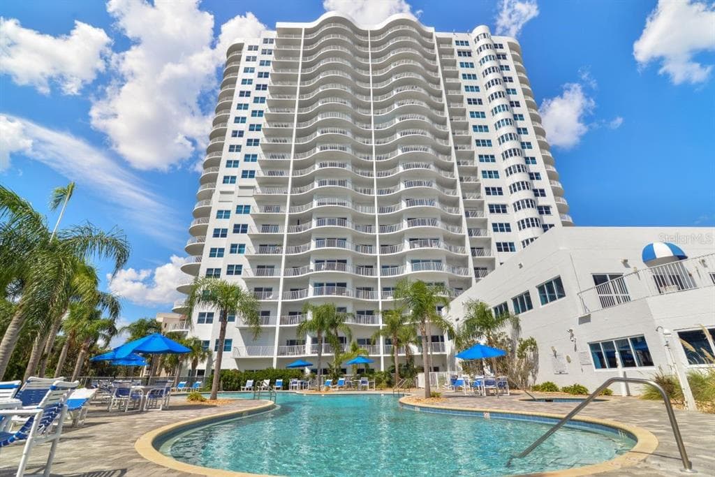 2 OCEANS WEST BOULEVARD 606 photo 1
