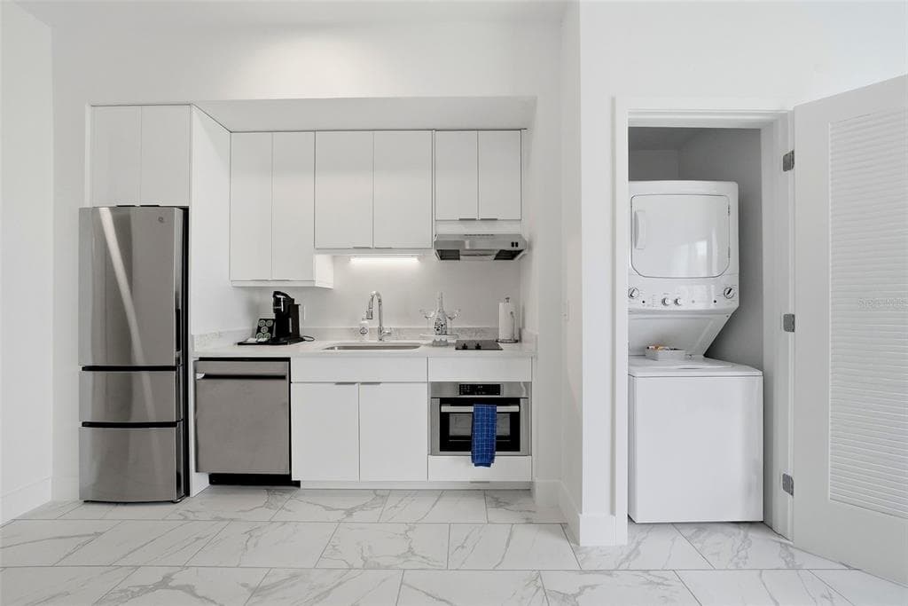411 E SHORE DRIVE 403 photo 2