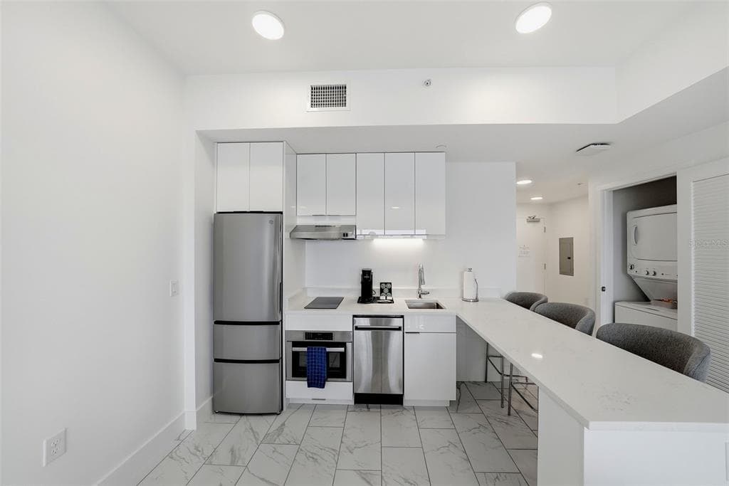 411 E SHORE DRIVE 508 photo 2