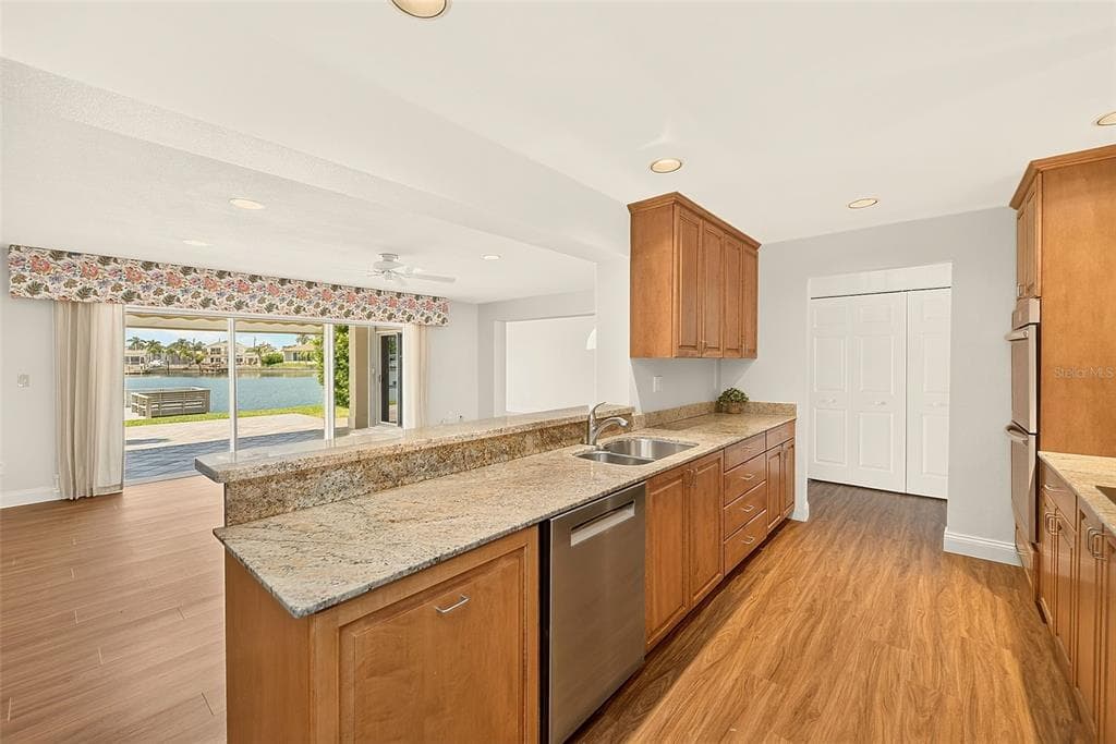513 HARBOR DRIVE N photo 9