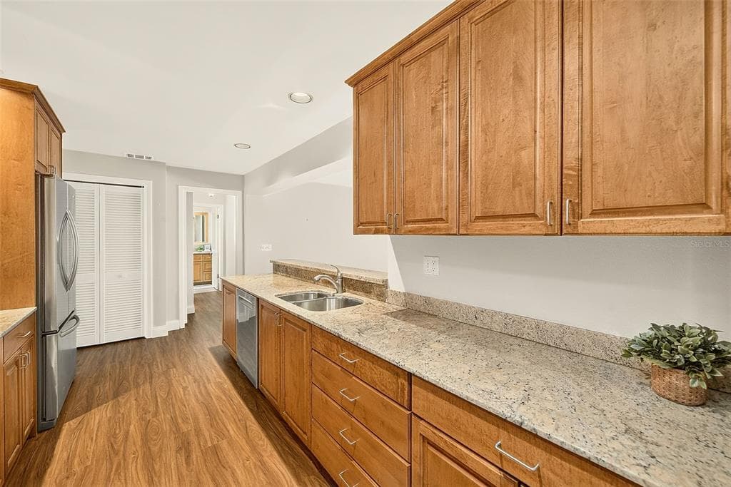 513 HARBOR DRIVE N photo 11