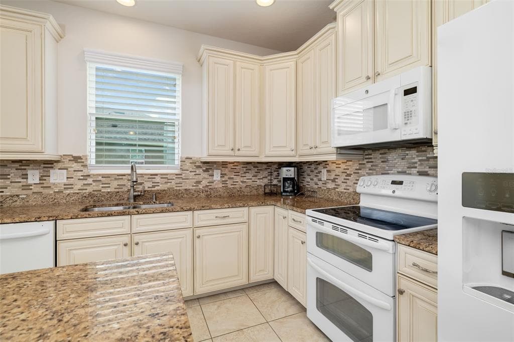 7726 111TH TERRACE E photo 2