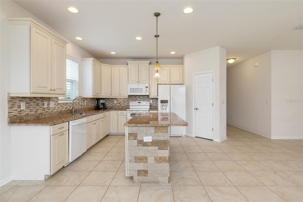 7726 111TH TERRACE E photo 10