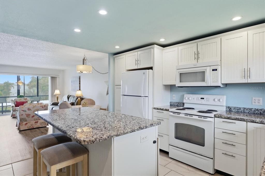 6470 HOLLYWOOD BOULEVARD 208 photo 4