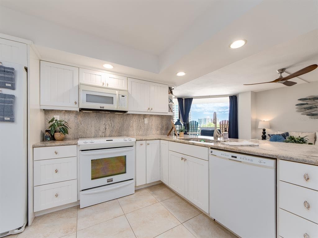 690 ISLAND WAY 408 photo 13
