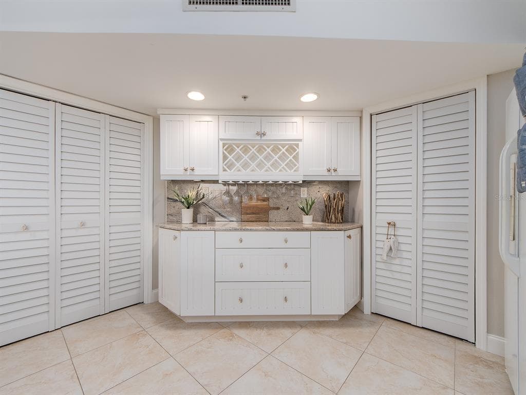 690 ISLAND WAY 408 photo 12