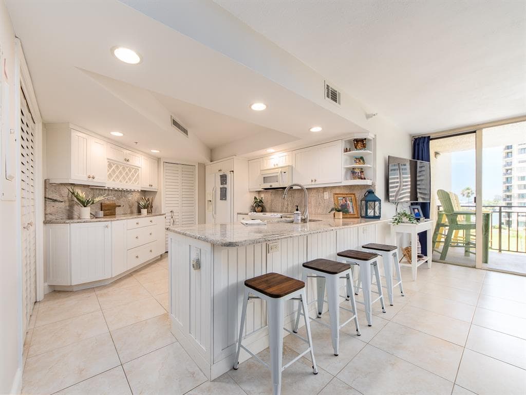 690 ISLAND WAY 408 photo 11