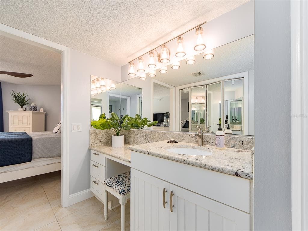 690 ISLAND WAY 408 photo 22