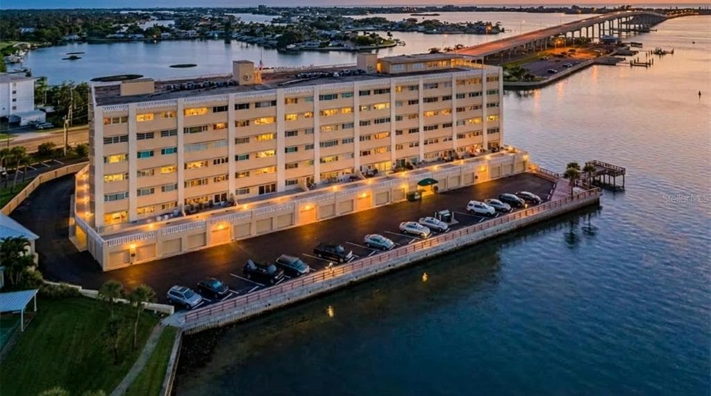 100 BLUFF VIEW DRIVE #211C 2