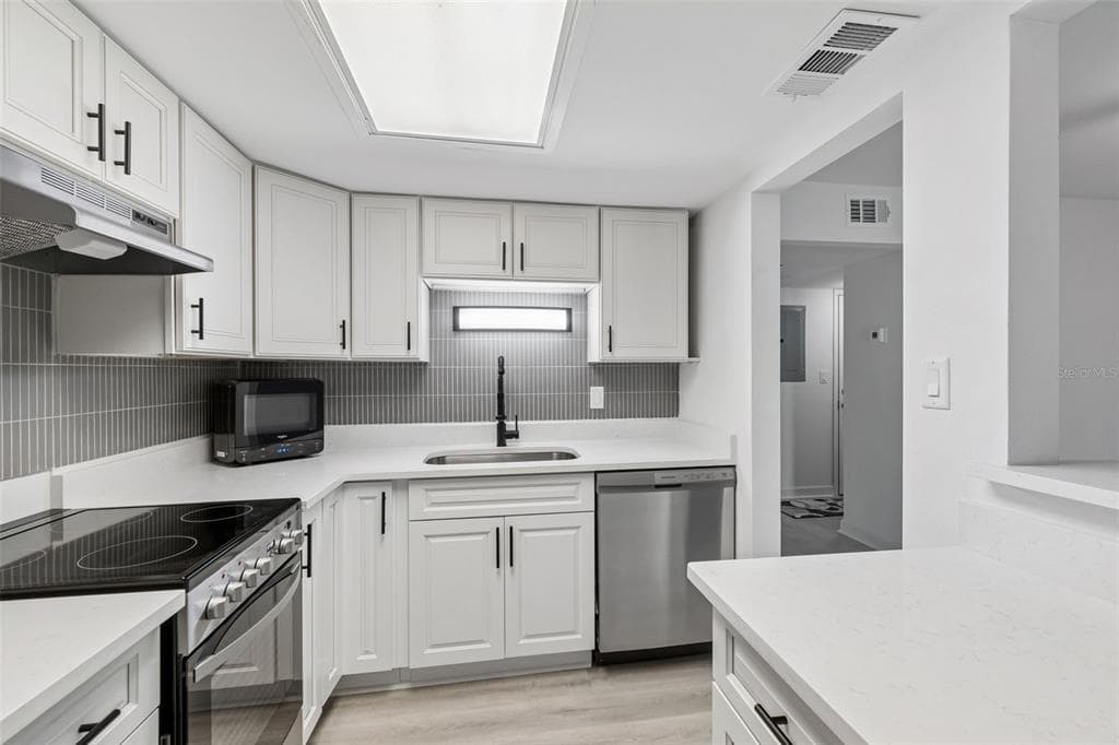 552 PLAZA SEVILLE COURT 97 photo 9