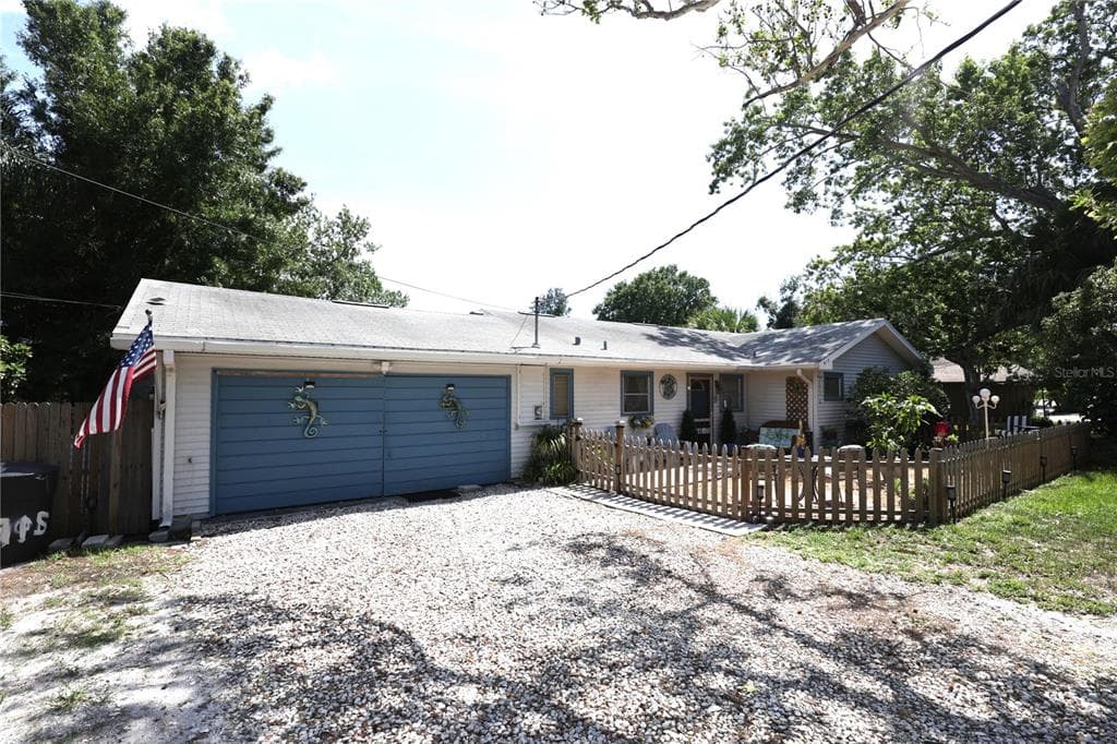 915 DEMPSEY STREET photo 1