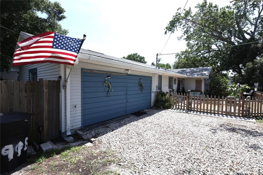 915 DEMPSEY STREET photo 4