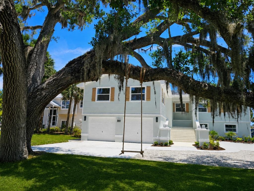 860 LAMBERT AVENUE photo 4