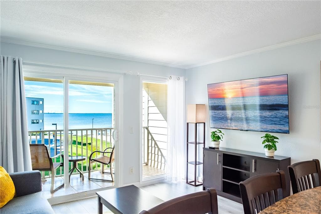 2506 N ROCKY POINT DRIVE 301 photo 2