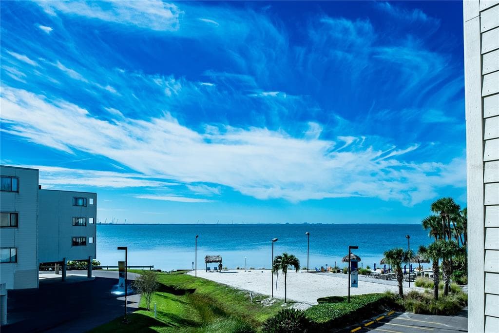 2506 N ROCKY POINT DRIVE 301 photo 3