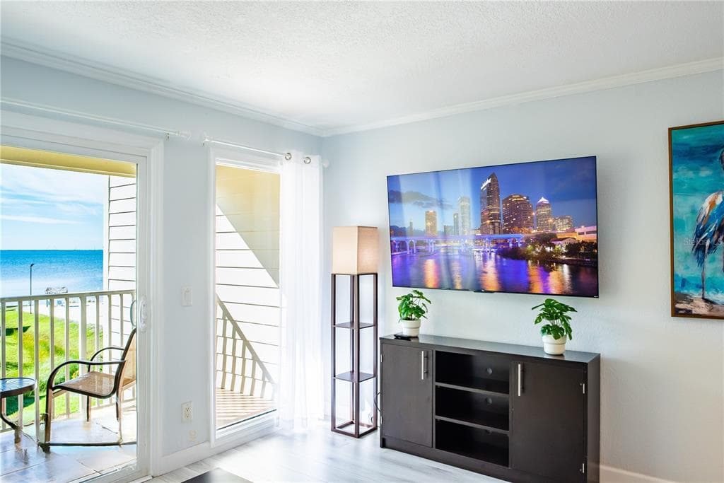 2506 N ROCKY POINT DRIVE 301 photo 5
