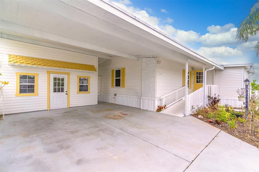 302 BASSWOOD COURT photo 2