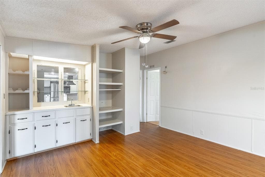 302 BASSWOOD COURT photo 9