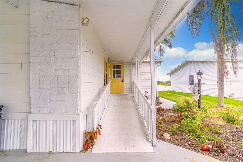 302 BASSWOOD COURT photo 4