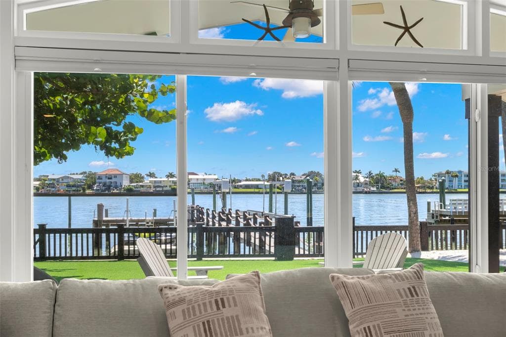 819 BAY ESPLANADE photo 23