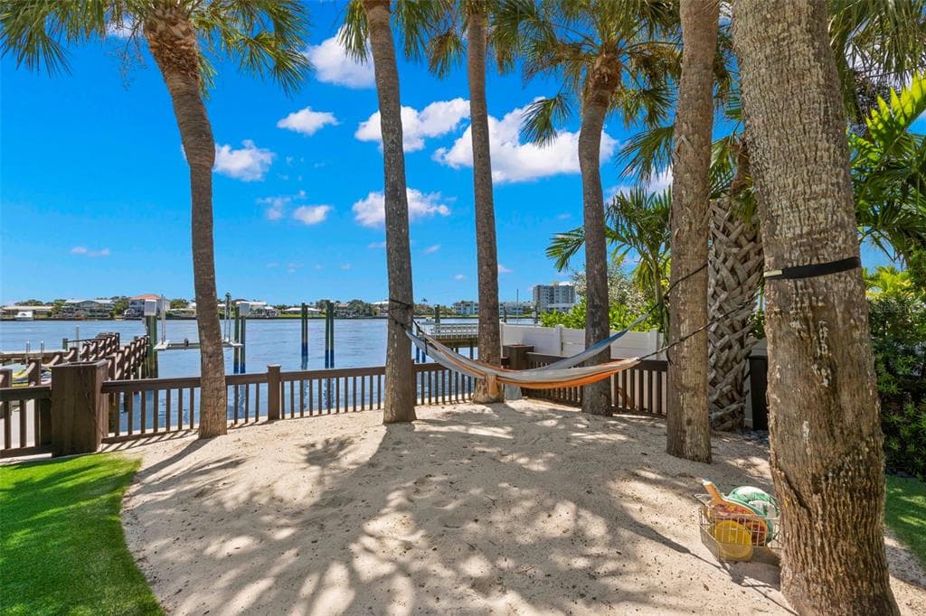 819 BAY ESPLANADE photo 3
