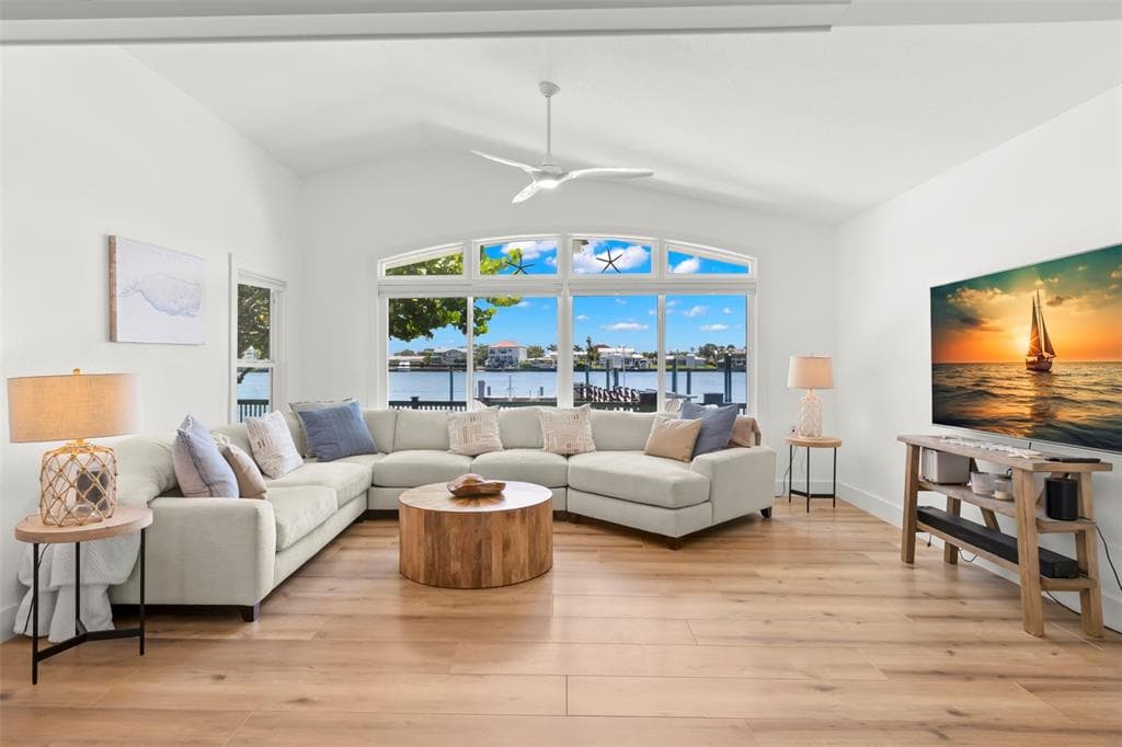 819 BAY ESPLANADE photo 5