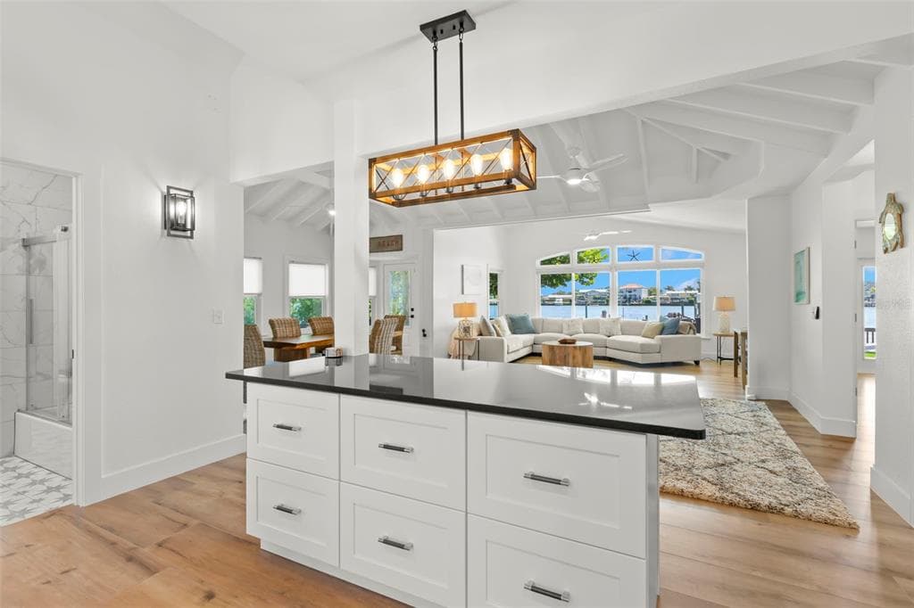 819 BAY ESPLANADE photo 18
