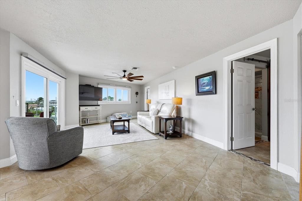 610 ISLAND WAY 201 photo 13