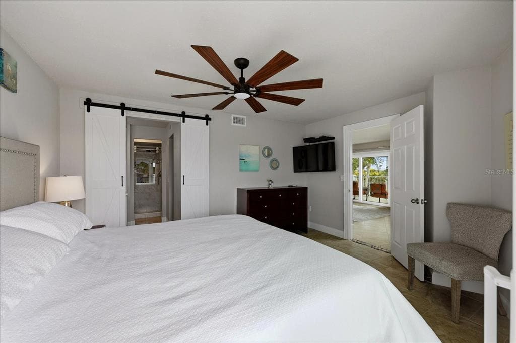 610 ISLAND WAY 201 photo 19