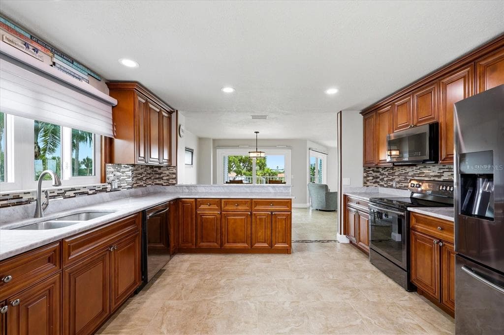 610 ISLAND WAY #201 4