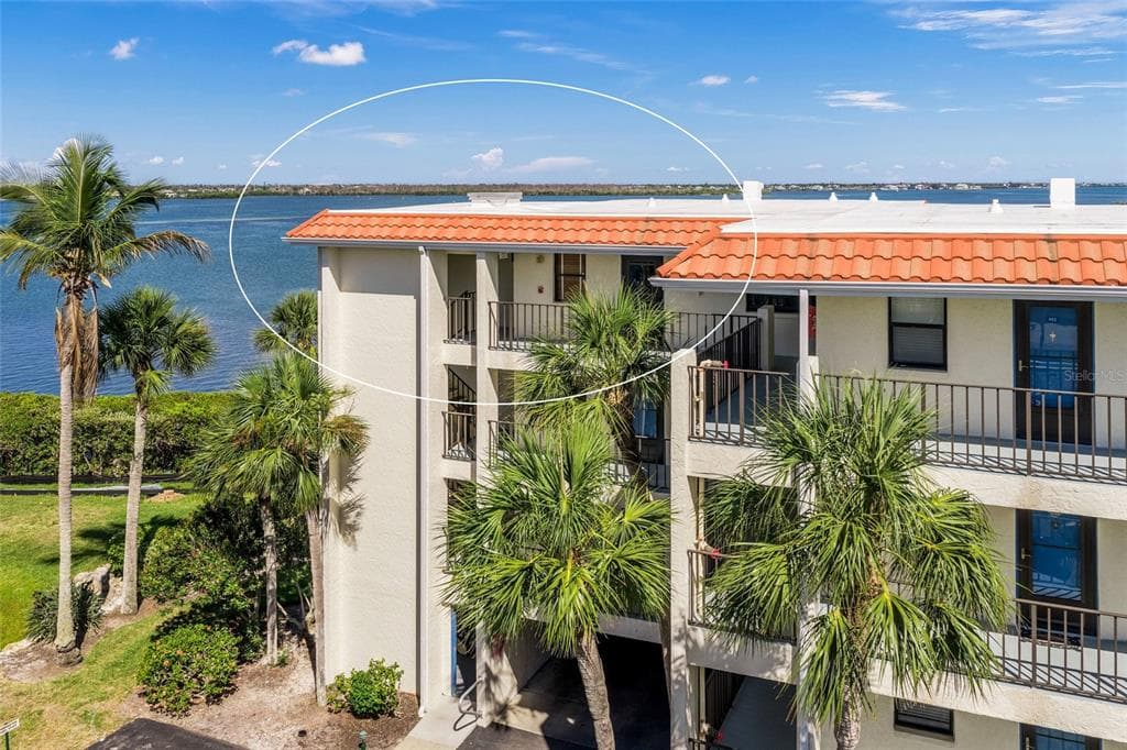 1591 BEACH ROAD 401 photo 2