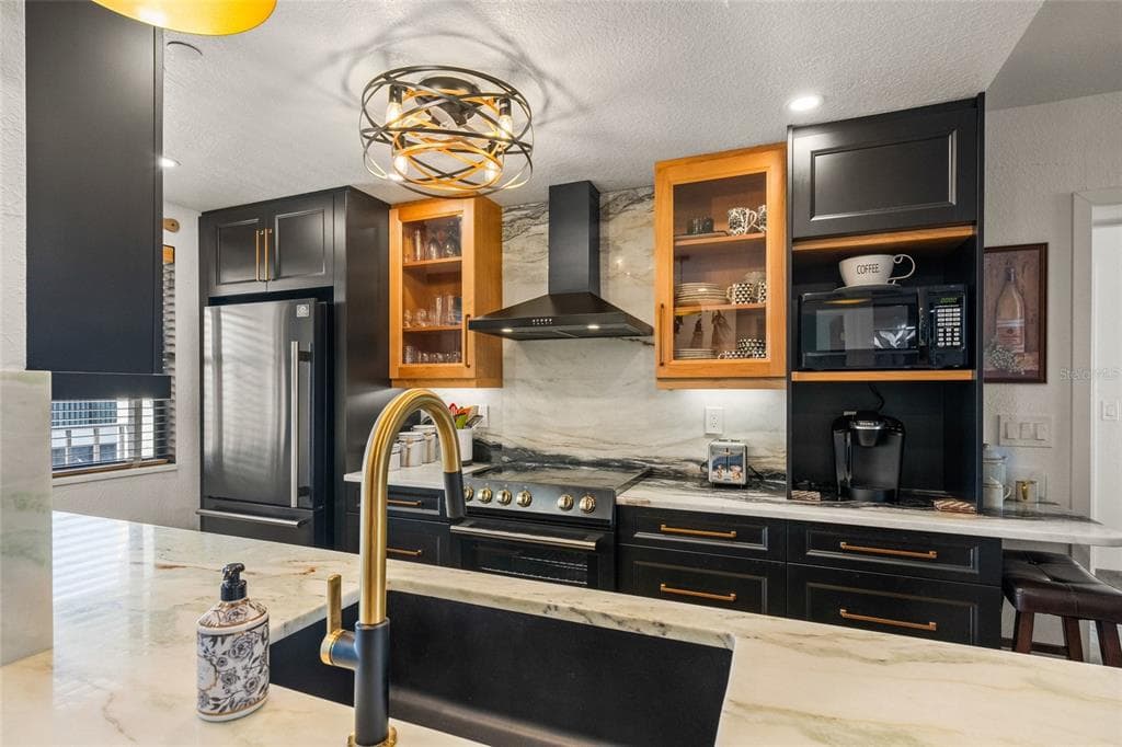 1591 BEACH ROAD 401 photo 7
