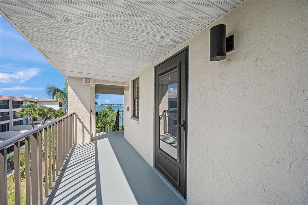 1591 BEACH ROAD 401 photo 3