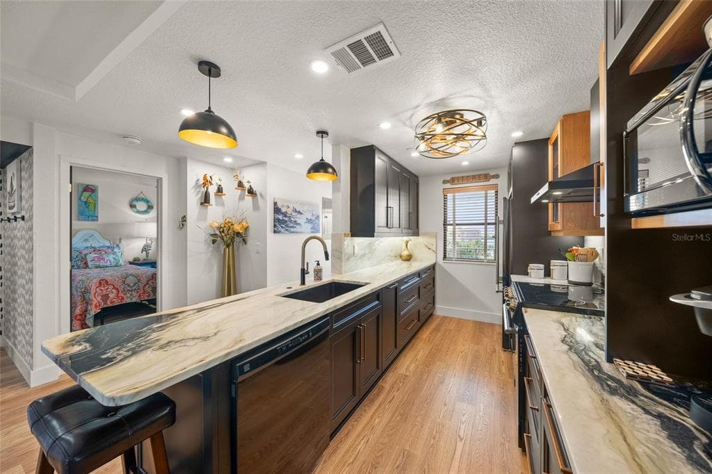 1591 BEACH ROAD 401 photo 5