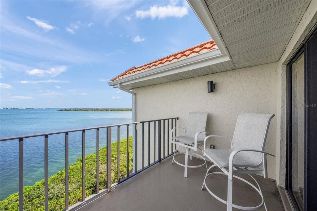 1591 BEACH ROAD 401 photo 20