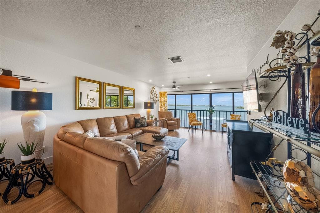 1591 BEACH ROAD 401 photo 10