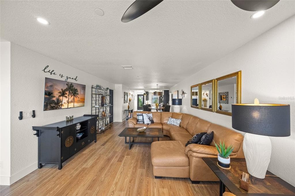 1591 BEACH ROAD 401 photo 14