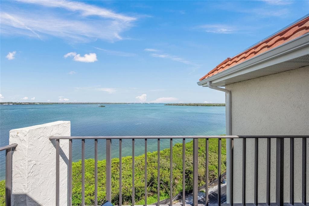 1591 BEACH ROAD 401 photo 18