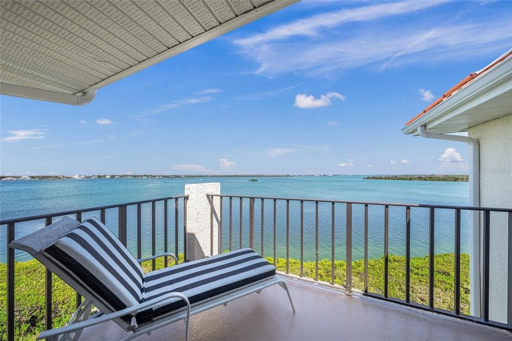1591 BEACH ROAD 401 photo 19