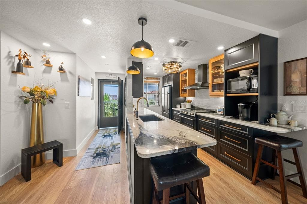 1591 BEACH ROAD 401 photo 4