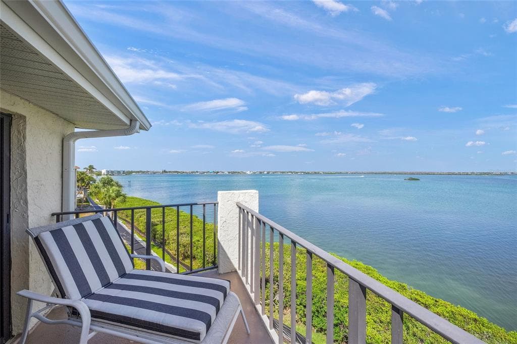 1591 BEACH ROAD 401 photo 21