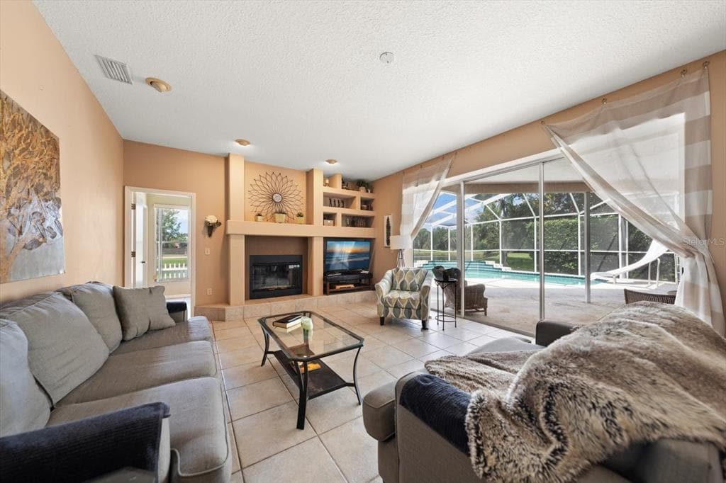 684 SAMANTHA DRIVE photo 4
