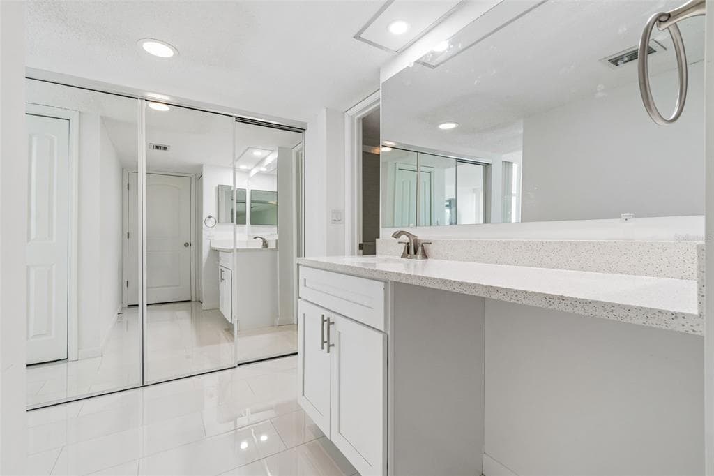 450 TREASURE ISLAND CAUSEWAY 106 photo 18