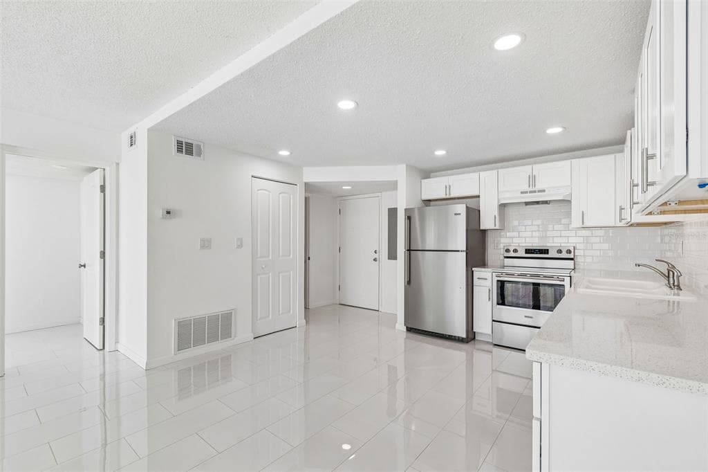 450 TREASURE ISLAND CAUSEWAY 106 photo 8