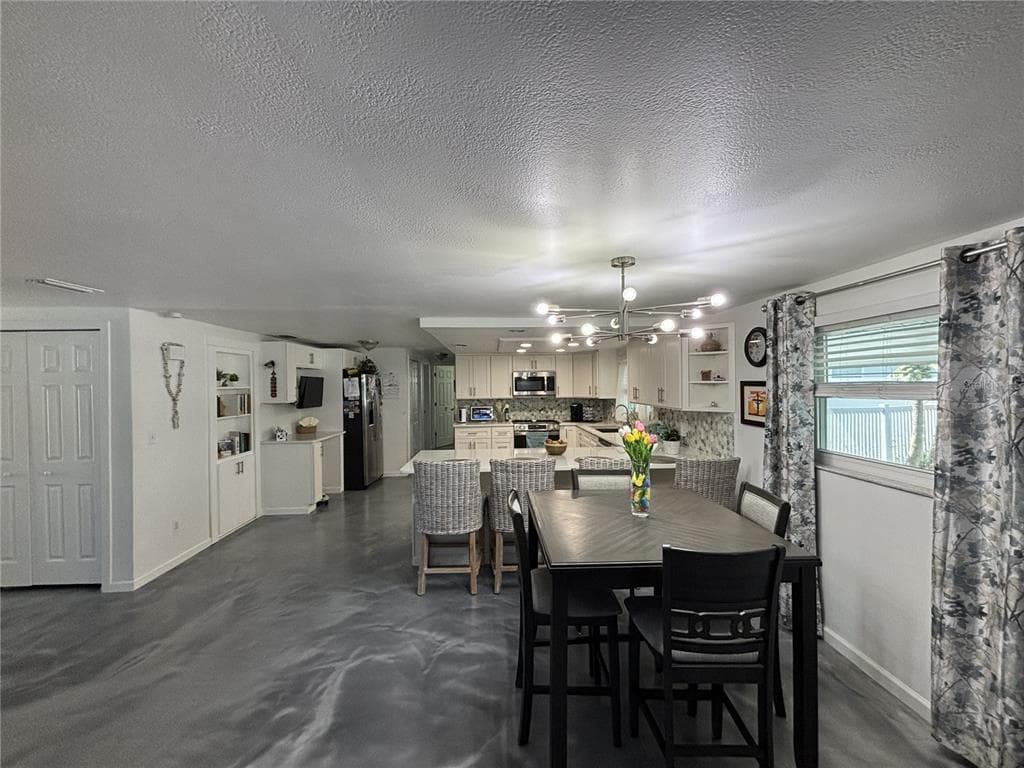 1002 SILVER PALM WAY photo 3