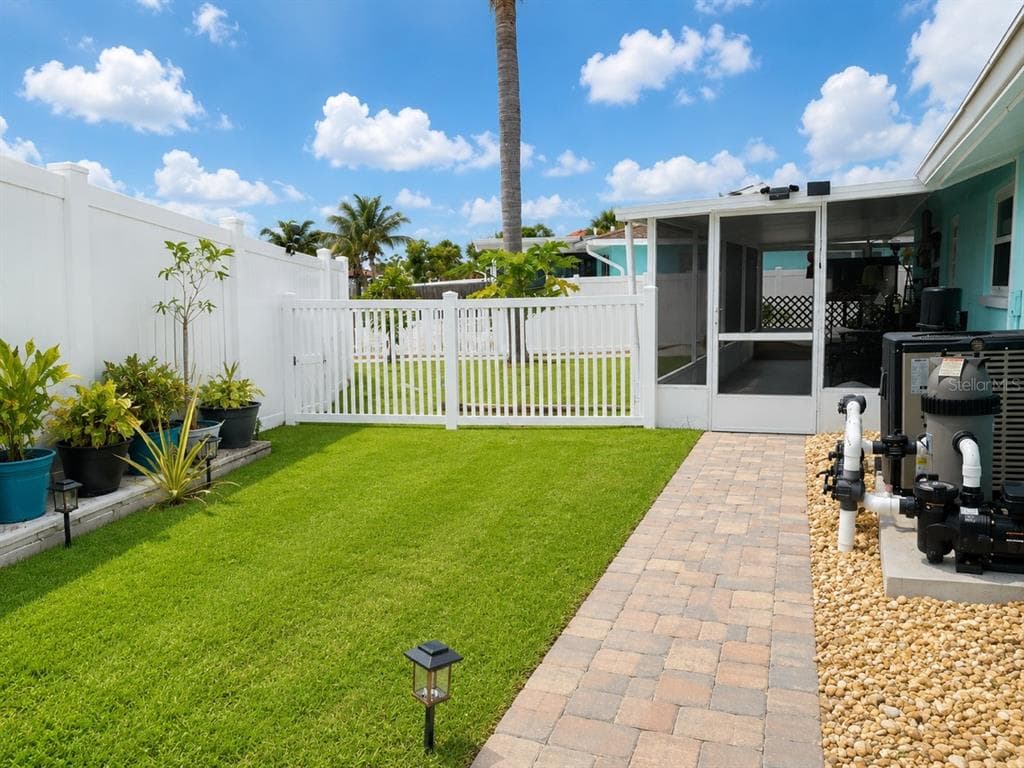 1002 SILVER PALM WAY photo 10