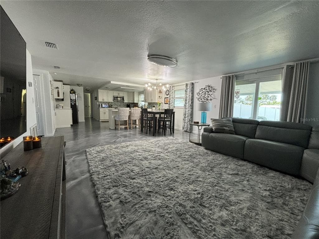 1002 SILVER PALM WAY photo 4
