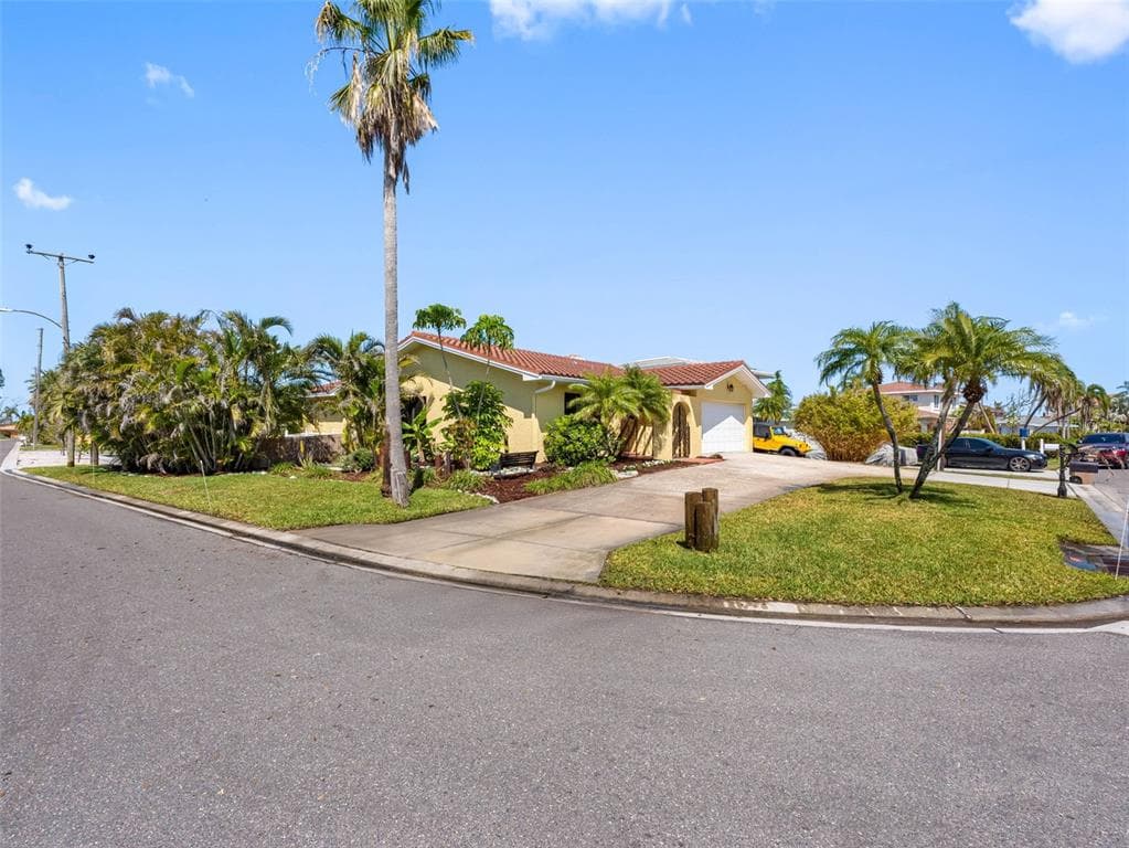 562 JOHNS PASS AVENUE photo 3